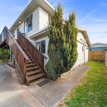 Rainbow Lake House - Lake Taupo Holiday Home Екстериор снимка