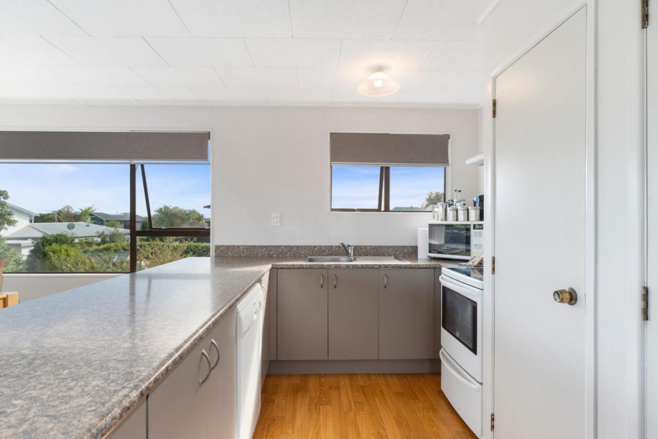 Rainbow Lake House - Lake Taupo Holiday Home Екстериор снимка