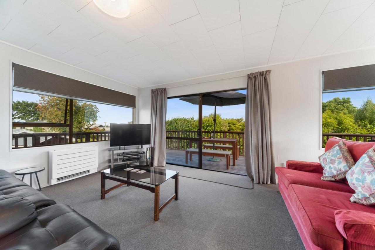 Rainbow Lake House - Lake Taupo Holiday Home Екстериор снимка