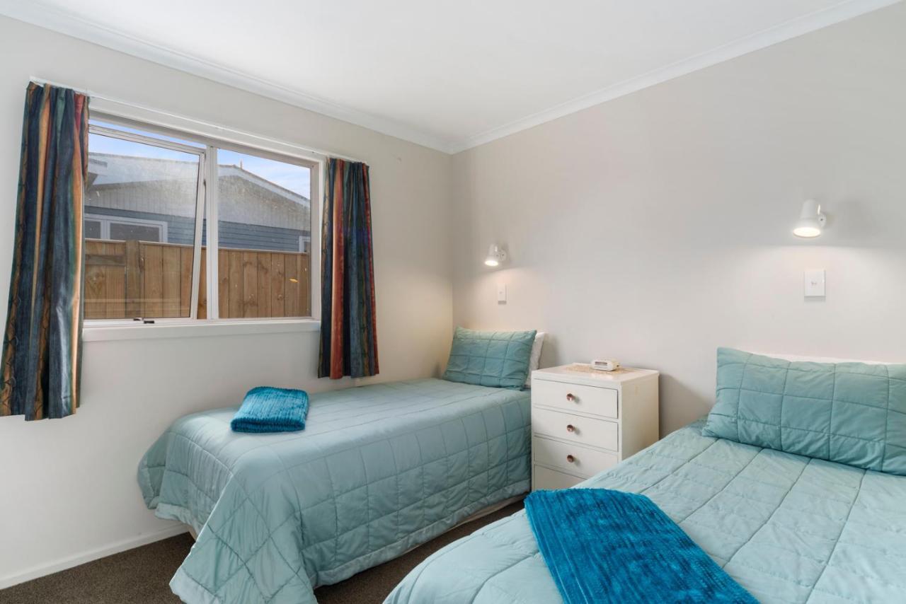Rainbow Lake House - Lake Taupo Holiday Home Екстериор снимка