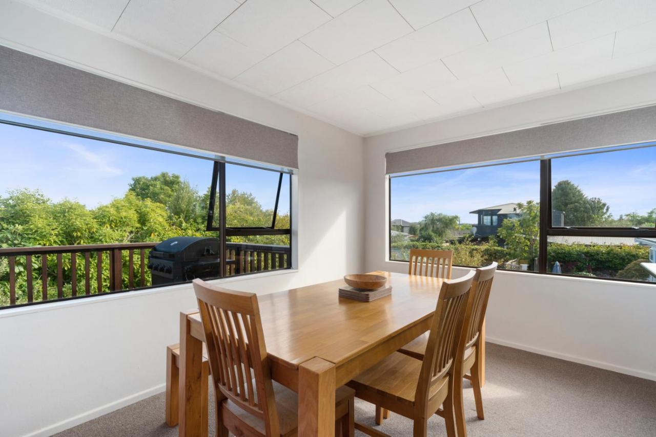 Rainbow Lake House - Lake Taupo Holiday Home Екстериор снимка