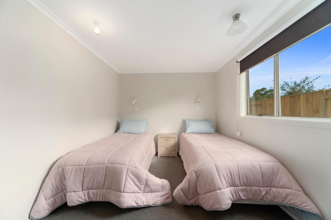 Rainbow Lake House - Lake Taupo Holiday Home Екстериор снимка