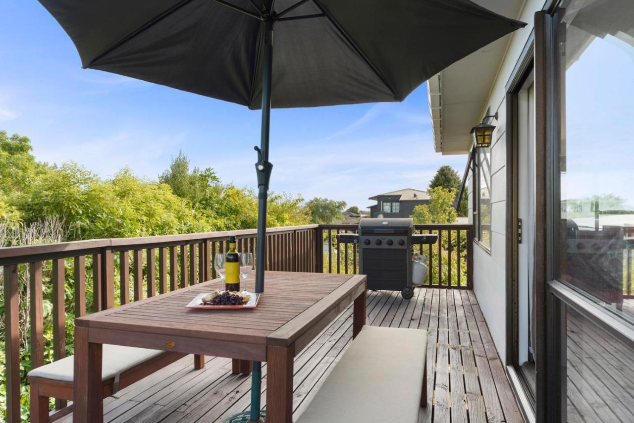 Rainbow Lake House - Lake Taupo Holiday Home Екстериор снимка