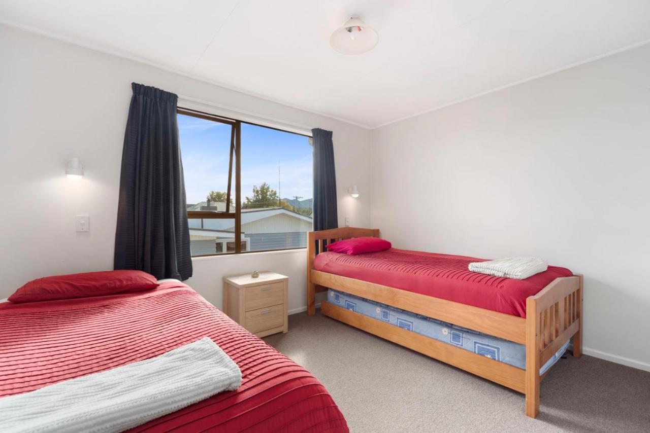 Rainbow Lake House - Lake Taupo Holiday Home Екстериор снимка