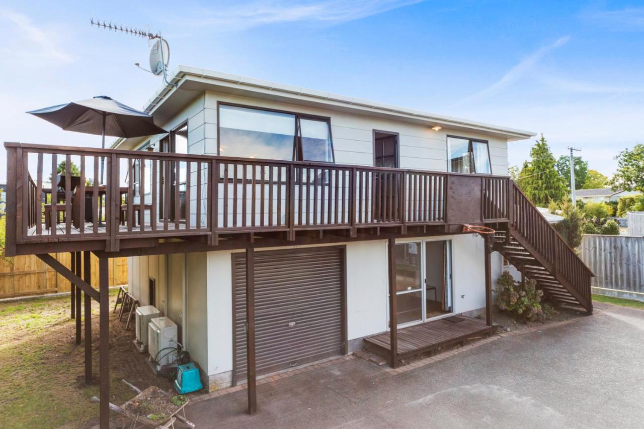 Rainbow Lake House - Lake Taupo Holiday Home Екстериор снимка